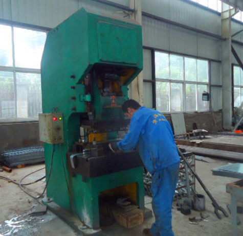 鋼結(jié)構(gòu)網(wǎng)架工程車間數(shù)控沖床