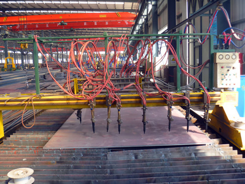 鋼結(jié)構(gòu)網(wǎng)架生產(chǎn)車間剪板機