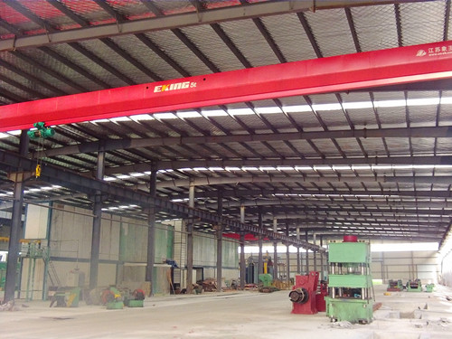 網(wǎng)架鋼結(jié)構(gòu)生產(chǎn)車間一角